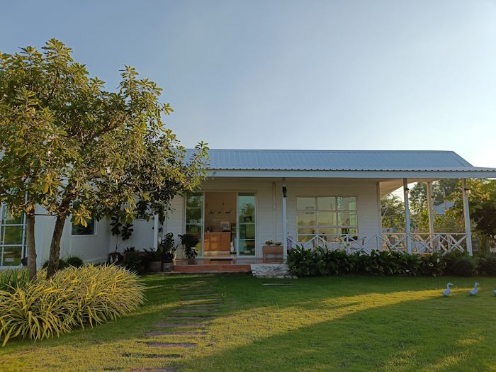 And an ant caffe and bakery 03