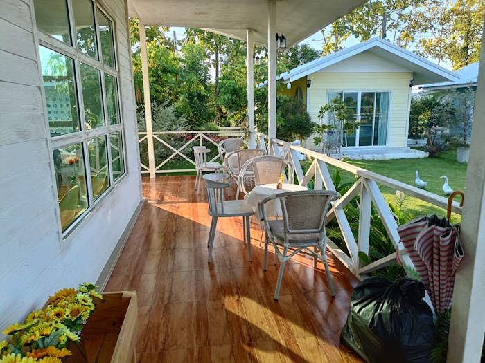 And an ant caffe and bakery 07