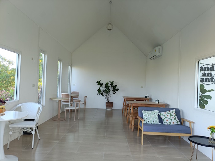 And an ant caffe and bakery 09