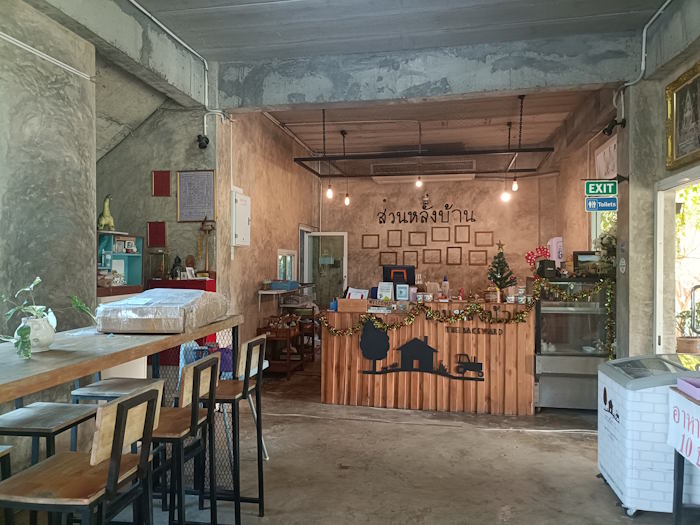 บรรยากาศภายใน ร้านสวนหลังบ้าน อำเภอพาน
