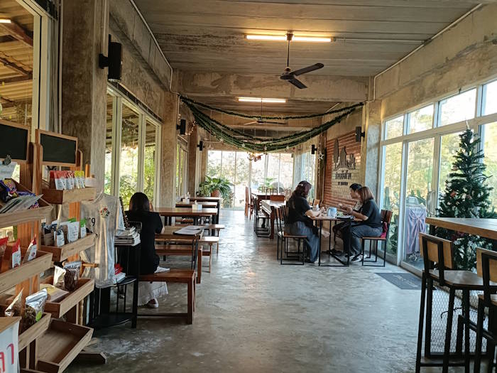 บรรยากาศภายใน ร้านสวนหลังบ้าน อำเภอพาน